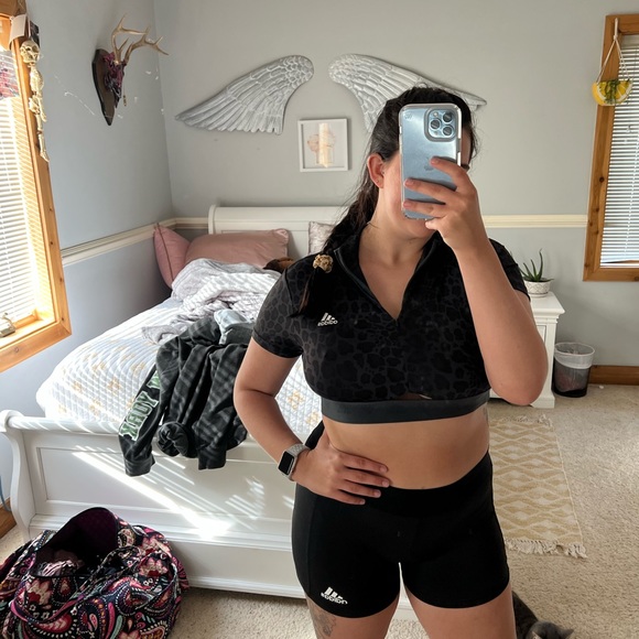 This light weight crop top is the perfect addition to your workout wardrobe! - Picture 3 of 4